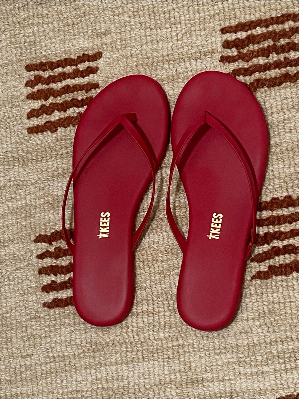 TKEES Lily Pigments Red Slim-Strap Flip Flop Sandals - Picture 4 of 5